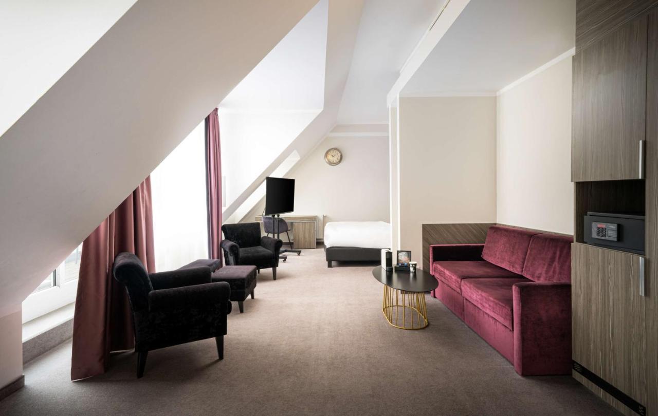 Family Room,1300500538:JPEG